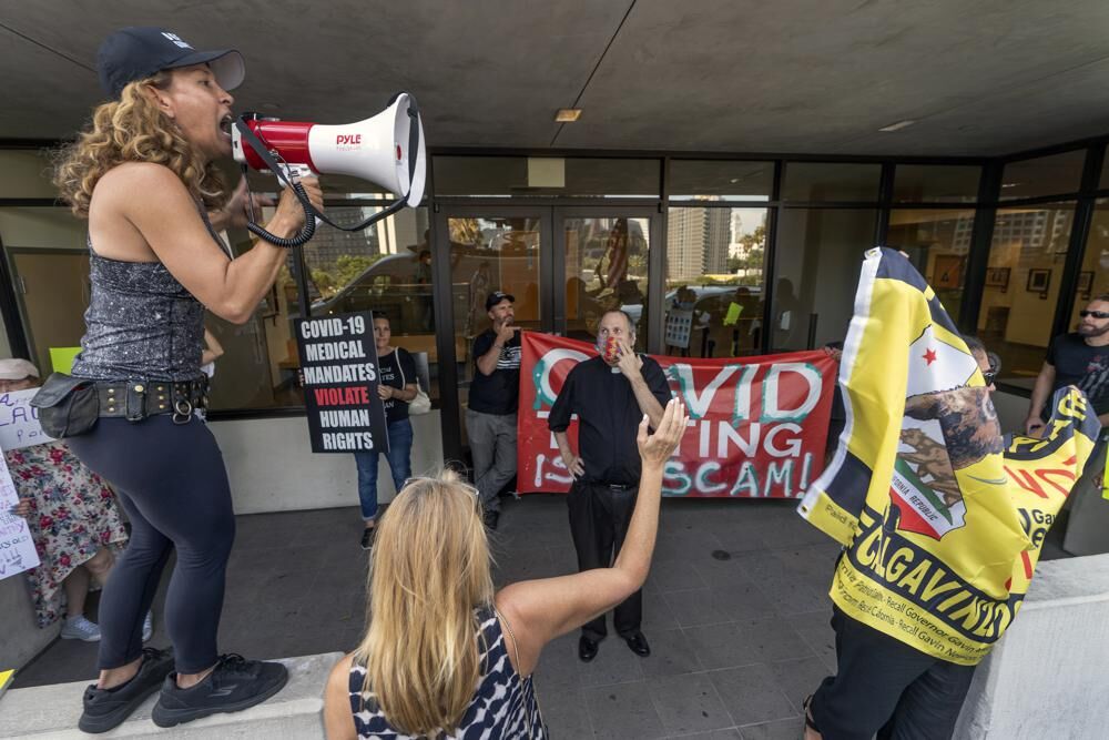 Anti-vaccine mandate protesters in Los Angeles